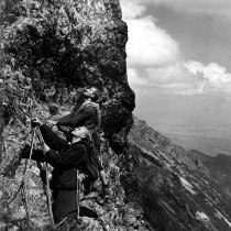 CzesĹ‚aw ĹapiĹ„ski i Kazimierz Paszucha pod gĂłrnÄ… czÄ™Ĺ›ciÄ… wschodniej Ĺ›ciany Mnicha (arch. StanisĹ‚awa Biela)  